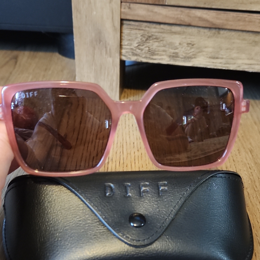 Diff Eyewear Pink Sunglasses Modern Design